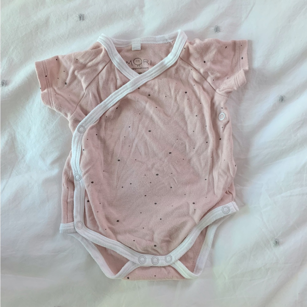 Baby Mori Short Sleeve Kimono Onesie in Stardust pattern size 3-6 months